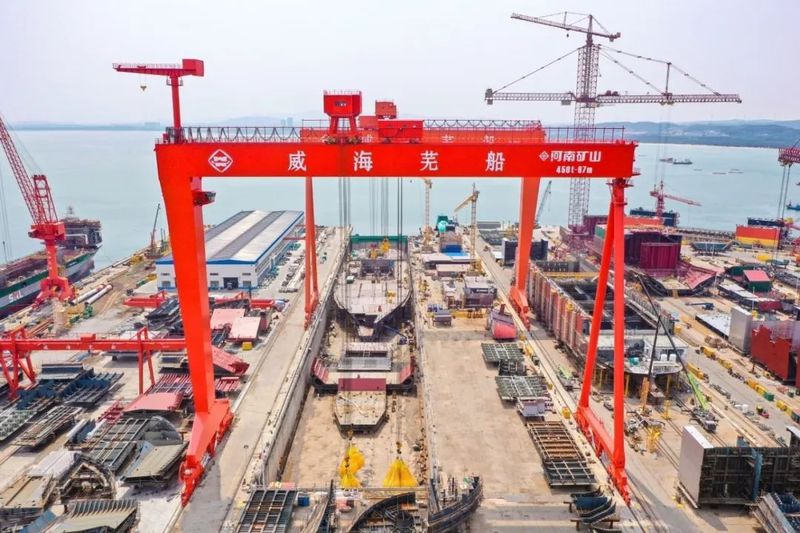 空中“鋼鐵俠”｜“礦源”智造450t超大跨度造船門機(jī)